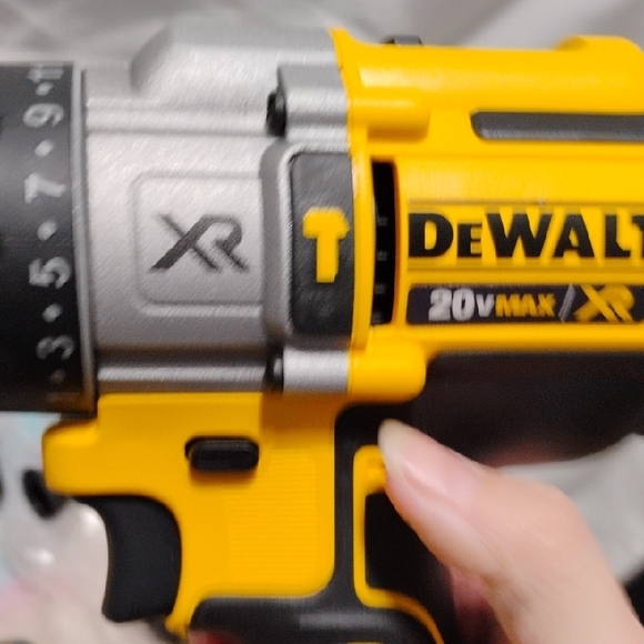 SALE! NWOT DeWalt 20V Max Hammer Drill Driver Multiple Speed 2Batteries Charger - Picture 7 of 12